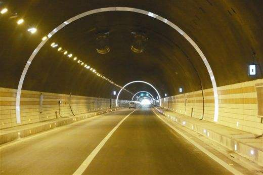 河(hé)池到(dào)百色高(gāo)速公路(lù)某隧道(dào)